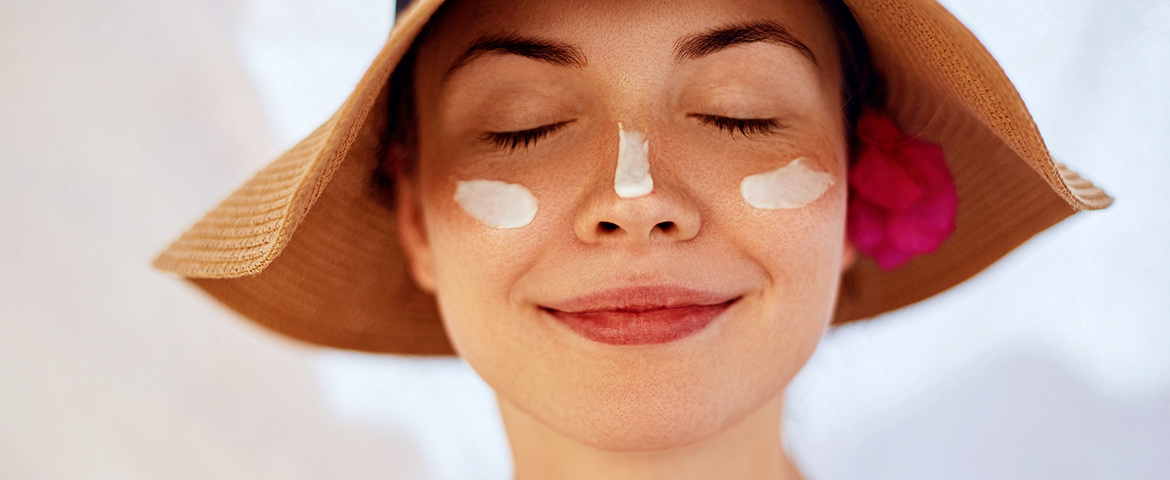 Как пользоваться солнцезащитным кремом: рекомендации косметолога и рейтинг  профессиональных кремов с защитой от солнца.